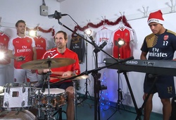 Alexis Sanchez và Petr Cech chơi nhạc Giáng sinh tặng fan