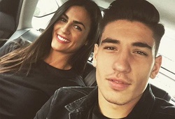 Bạn gái Hector Bellerin đến tận Nou Camp cổ vũ cho Arsenal