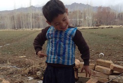Cậu bé Afghanistan và chiếc áo Messi bằng túi nhựa