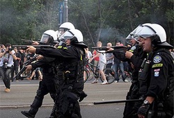CĐV Ba Lan và Bắc Ireland gây bạo loạn trên đường phố Nice