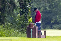 Rooney bị bắt gặp “tưới cây” ở sân golf