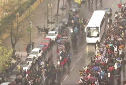 Video: CĐV đội mưa đón các cầu thủ Real Madrid tại Bernabeu