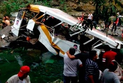 Xe bus gặp nạn, 16 cầu thủ và NHM thiệt mạng