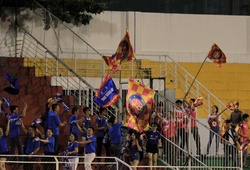 CĐV đất Mỏ góp vui trong trận hòa 0-0 giữa CLB Sài Gòn và T.QN