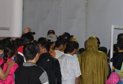 Hàng trăm người có vé bao vây sân Thống Nhất vì phải đứng ngoài