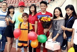 Hồng Duy được fan nữ mừng sinh nhật sớm tại sân Thống Nhất