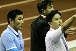 CĐV Cần Thơ “uy hiếp” trợ lý HLV CLB Sài Gòn khiến trận đấu suýt vỡ