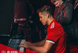 Tiết lộ hậu trường Alexis Sanchez trình diễn piano làm "tan chảy" trái tim CĐV Man Utd