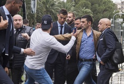 Tin bóng đá ngày 20/11: CĐV quá khích giả làm phóng viên "tấn công" Ronaldo