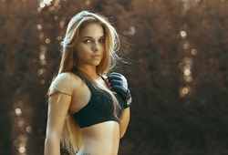Video MMA: Nữ võ sỹ Muay Thái xinh đẹp dùng tay đập nát quả dừa