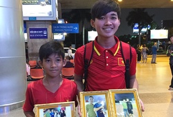 Số ít CĐV vượt cơn mưa chiều ra đón U22 Việt Nam trở về từ SEA Games