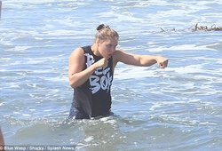 Ronda Rousey tập luyện trên biển, sẵn sàng quay lại võ đài 
