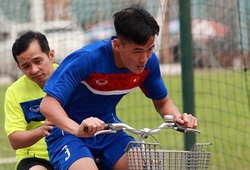 Trung vệ U20 Việt Nam "uể oải" đạp xe 10 vòng quanh sân tập 