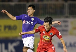 Video: Cầu thủ Hà Nội FC phản ứng quyết định của trọng tài trên sân Pleiku