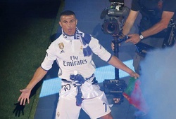 Video: Ronaldo ăn mừng Cúp Champions League với kiểu đầu lạ mắt