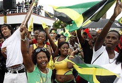 Video người dân Jamaica phát cuồng sau chiến thắng của Usain Bolt