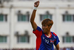 Video: Người Mã đứng im nhìn "Messi Campuchia" ghi bàn