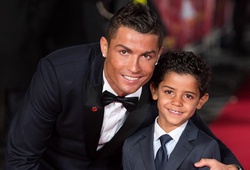 Ronaldo muốn con trai theo nghiệp cầu thủ: Cha truyền con khó nối