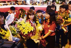Đội tuyển nữ Việt Nam trở về trong sự chào đón nồng ấm của NHM
