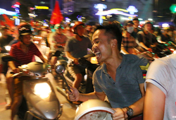 NHM U23 Việt Nam cổ vũ bằng nồi, chảo khiến phố đi bộ Sài Gòn thất thủ