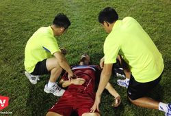Tiền đạo U20 Việt Nam nằm bất động 5 phút vì bị dập ngực