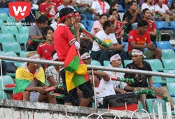 CĐV Myanmar vỗ tay chúc mừng chiến thắng của ĐTVN