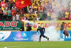 Nam Định bị phạt 30 triệu vì CĐV đốt pháo sáng ở ngày lên V.League