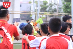 Thủ môn Phú Đô khóc "ngon lành" khi đưa đội nhà vào chung kết