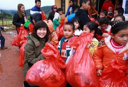 Bảo Khanh, Ngọc Châm trao quà từ thiện cho trẻ em vùng cao
