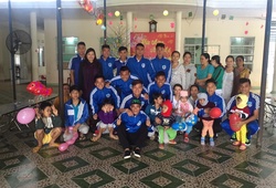 Cầu thủ QNK.Quảng Nam làm từ thiện trước khi nghỉ Tết