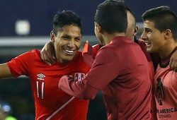 Người Brazil khóc hận vì bàn thắng bằng tay của Peru