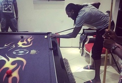 Thất nghiệp, Adebayor... đánh billiards