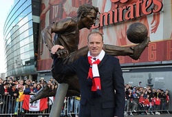 Chiêm ngưỡng tượng Dennis Bergkamp bên ngoài sân Emirates