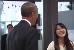Video: Tổng thống Obama so tài banh nỉ với người máy Asimo