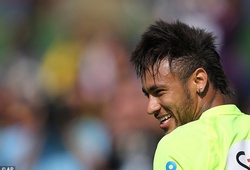 Neymar sút penalty siêu dị, &#8220;âu yếm&#8221; bạn gái trong giờ tập