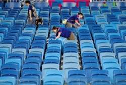 CĐV Nhật dọn rác sau trận đấu với Hy Lạp