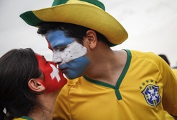 Những nụ hôn cháy bỏng mùa World Cup