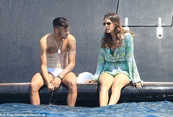 Neymar băng người đi nghỉ với bạn gái