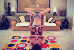 Carles Puyol: Yoga với bạn gái&#8230;giữ dẻo dai
