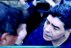 Maradona lại đánh phóng viên