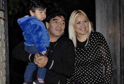 Bố vợ chết hụt, Maradona lo bảo vệ vợ con