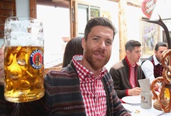 Các cầu thủ Bayern Munich ăn mừng Lễ hội bia
