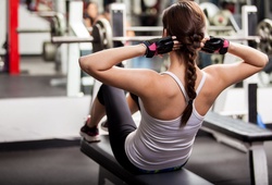 Đau/mỏi lưng khi tập gym: Không phải tập nặng mà do&#8230; tập sai
