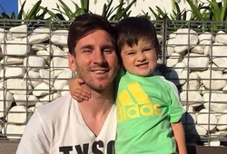 Cửa sổ Facebook: Messi dạy con trai chơi bóng