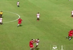 Cầu thủ Peru ra đòn như muốn đoạt mạng đối thủ