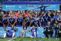Drogba đội vương miện trong ngày Chelsea nâng cao chiếc cup Premier League