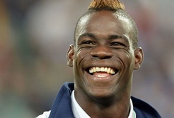 Mario Balotelli “nhập vai” Fred Flintstone và nữ cảnh sát khêu gợi