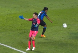 Ronaldinho lĩnh thẻ phạt vì bàn thắng láu cá
