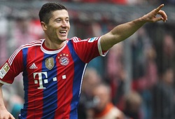 Robert Lewandowski trổ tài bịt mắt sút bóng trúng xà ngang