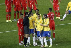 Chỉ vì ‘hớt bọt’ mà Neymar dính thẻ vàng